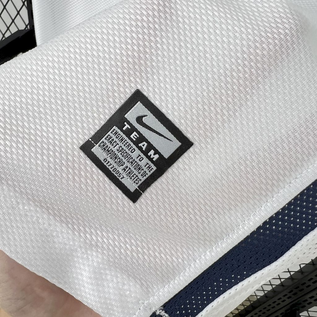 Retro Manchester United 2008/09 Away Jersey